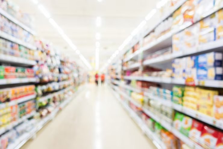 Interior do Empório Antunes com hortifruti fresco e família fazendo compras