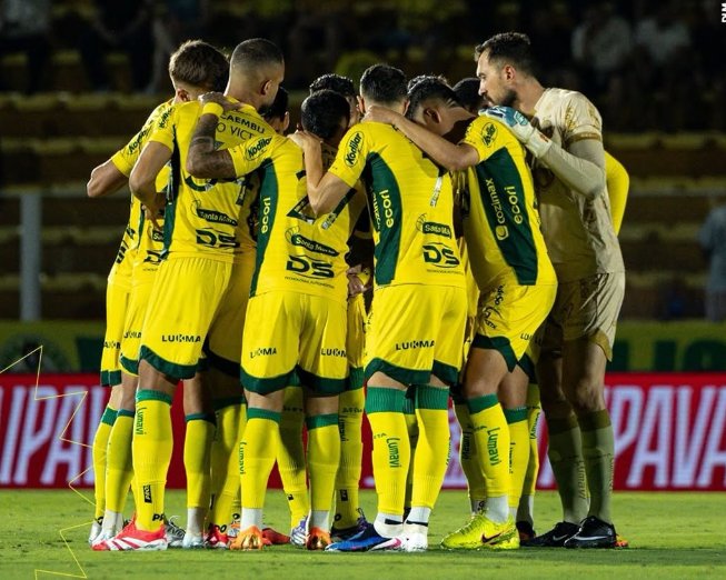 Jogadores do Mirassol Futebol Clube reunidos em campo